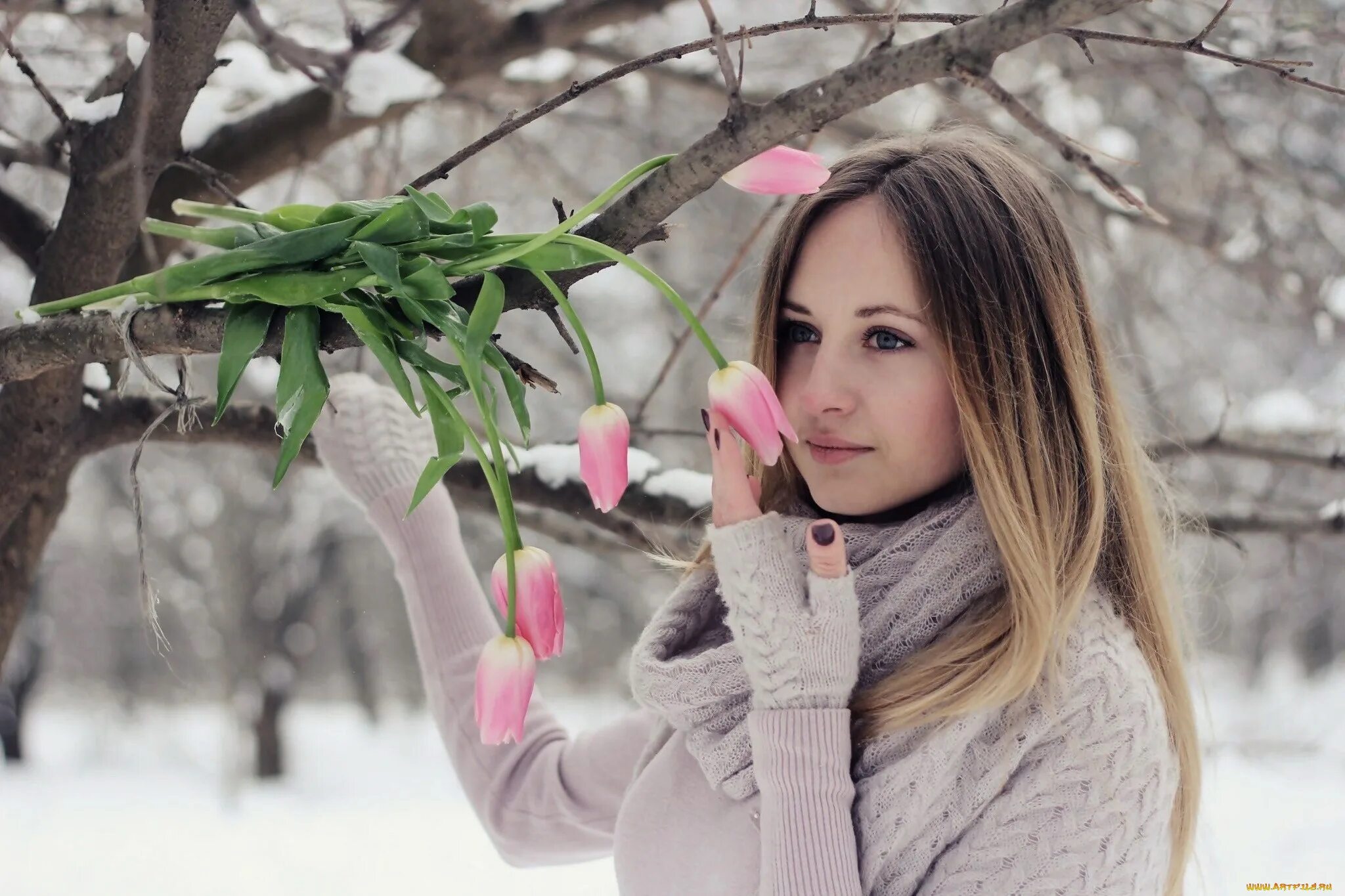 Начало весны света. Зимняя фотосессия с цветами. Девушка весной.