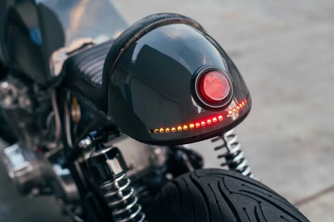 Стоп сигнал cafe racer. Светодиодная фара на мотоцикл урал. Кастом фары на мото. Ledglow_motorcycle_lights. Кастом свет.
