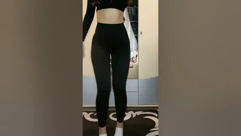 Yaltiroq qora tayt kiygan qiz