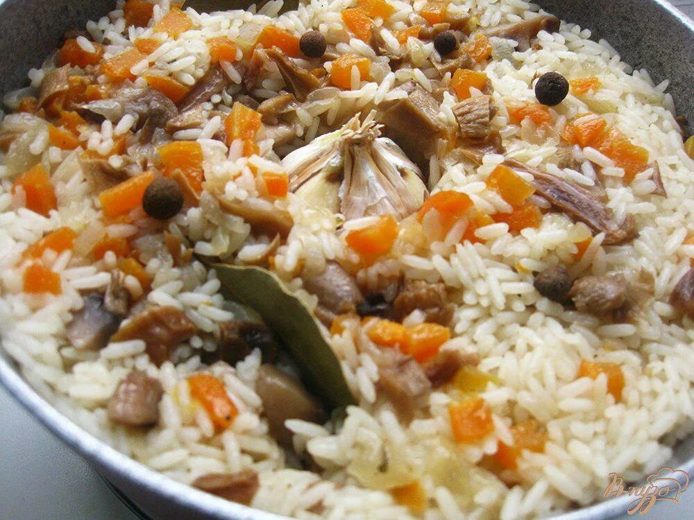 Рис с грибами рецепт постный. Рис с грибами. Плов с шампиньонами. Блюда с рисом и грибами. Рис с грибами и луком.