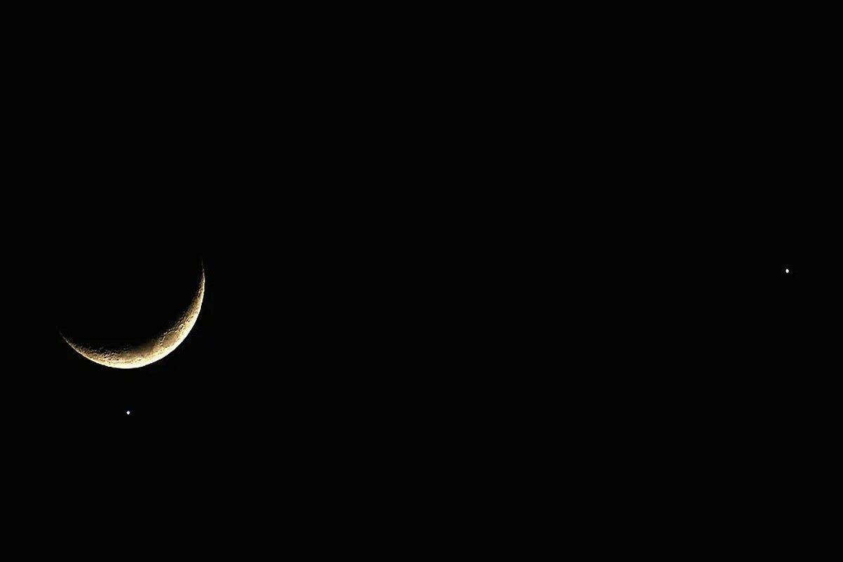 Начало рамадана луна. Новолуние Рамазан. Молодая Луна обои. Луна Рамадан.