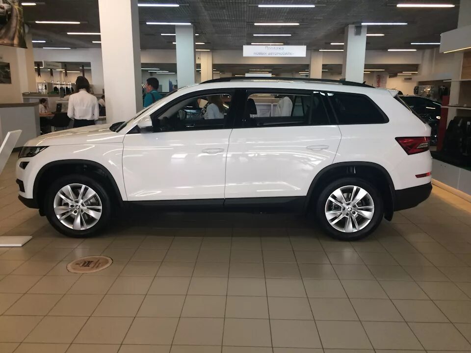 Skoda Kodiaq белый. Шкода Кодиак 2021 белый. Skoda Kodiaq 7. Шкода 7 местный. Купить кодиак с пробегом на авито