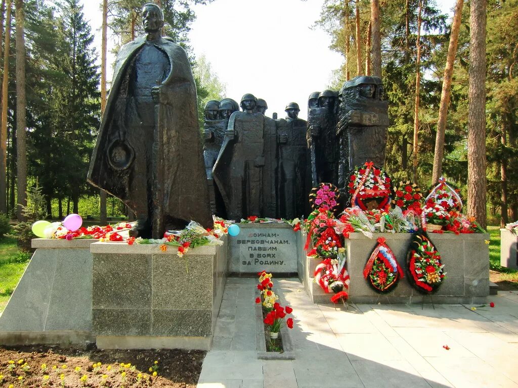Парк победы чебаркуль. Клинцы памятники вов. Памятник павшим в боях. Мемориал "павшим воинам" в волжске. Памятник-мемориал воинам–землякам, павшим в боях за родину.