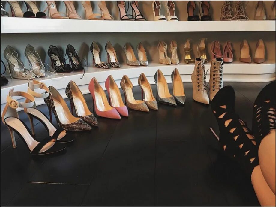 Много одежды и обуви магазин. Коллекция обуви. Коллекция туфель. Стильная обувь. Много обуви.