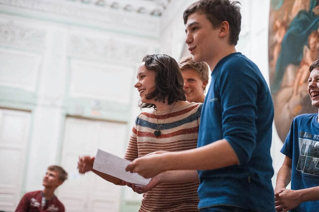 Student speech. Подросток оратор. Публичное выступление в школе. Выступающий подросток. Подросток рассказывает.