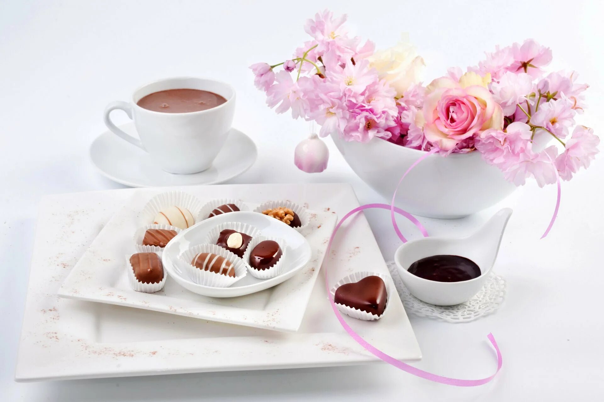 Кофе чай открытка. Чашка кофе и цветы. Красивые пирожные и кофе. Чашка кофе с конфетами. Кофе и десерт.