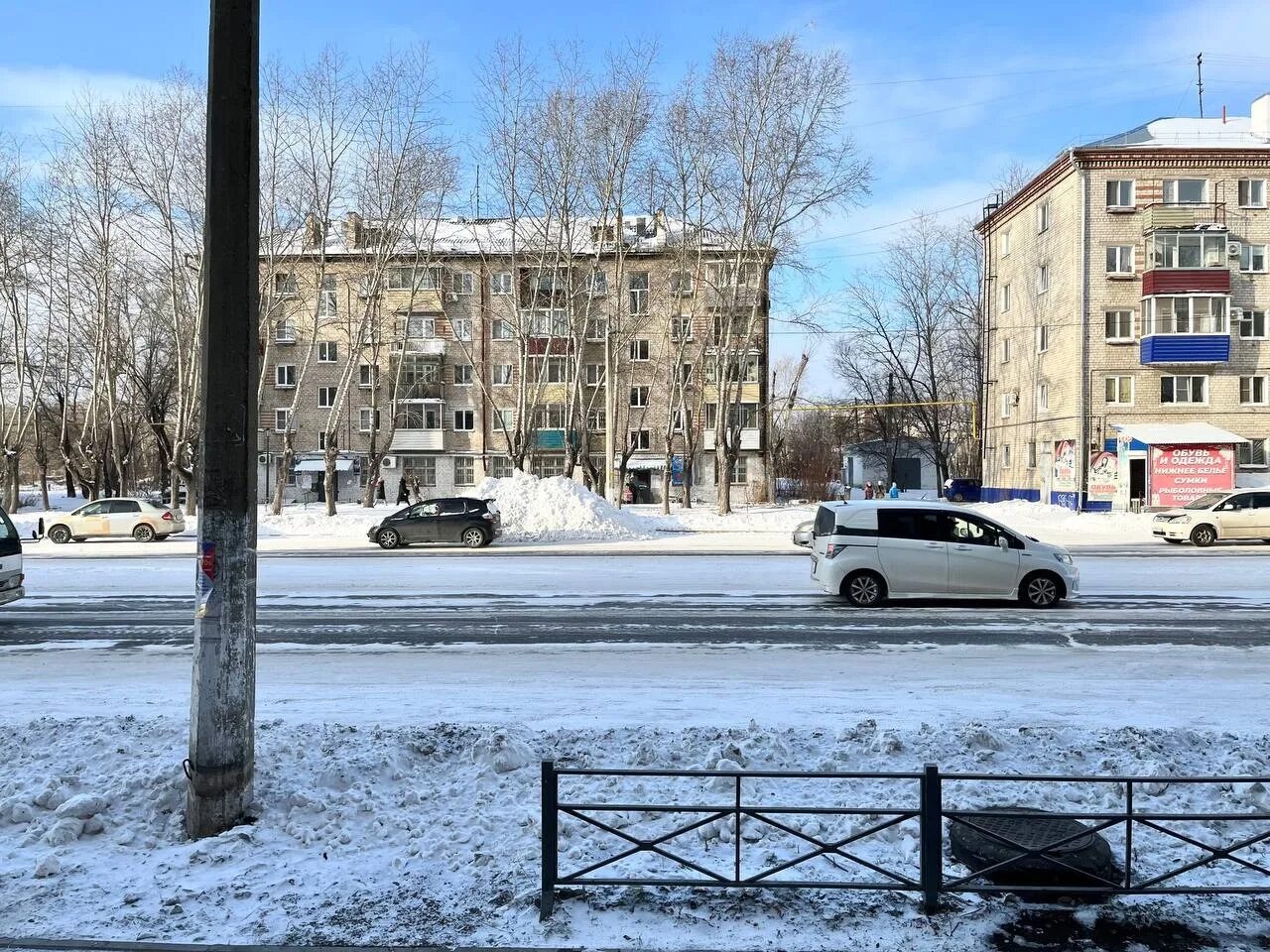 Погода комсомольск по часам. Снег в городе. Снежное утро. Небольшой снег. Ветер в городе.