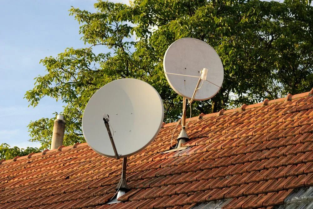 Спутниковая антенна. Спутниковая тарелка. Антенны спутниковые тарелки. Параболическая антенна.