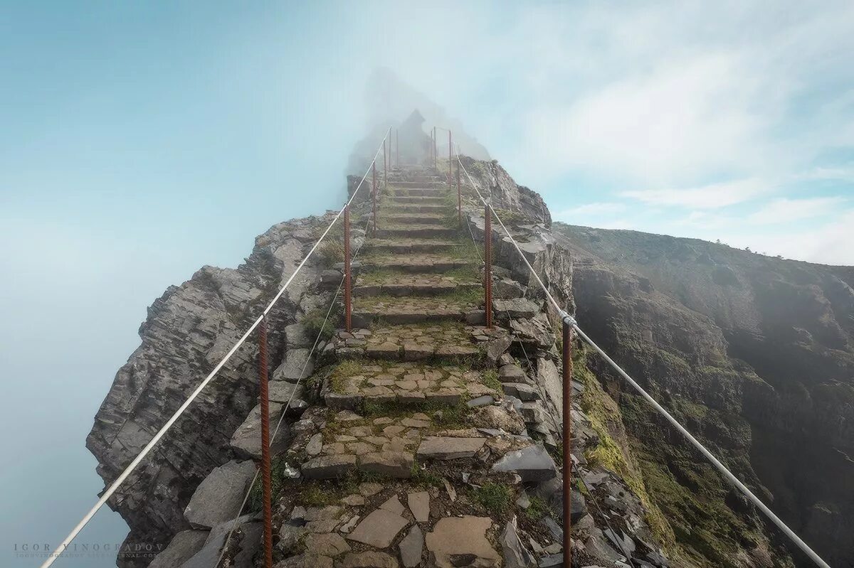 Мадейра горная тропа. Таганай навесной мост. Скала вблизи. Горный хребет, гребень, долина , перевал. Скала вверх.