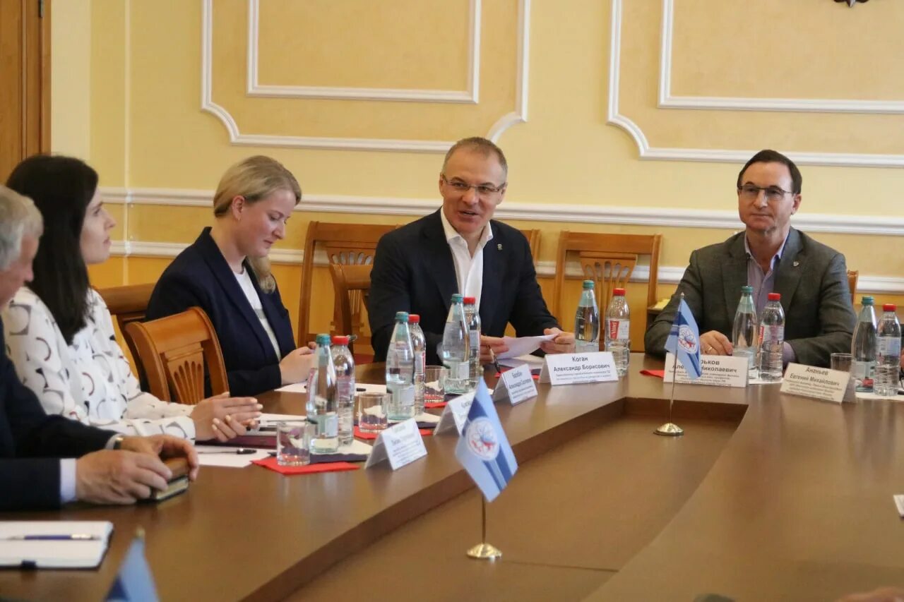 Плакат купание запрещено. Без запретных тем. Движение без остановки запрещено. Запрет на разговоры. Без запретных тем.