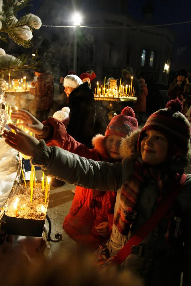 рождество в челябинске в симеоновский храм челябинск. храм рождества христова челябинск. предпраздничная вечерняя служба у православных. икона тихвинской богоматери в тихвинском храме. празднование православного рождества.