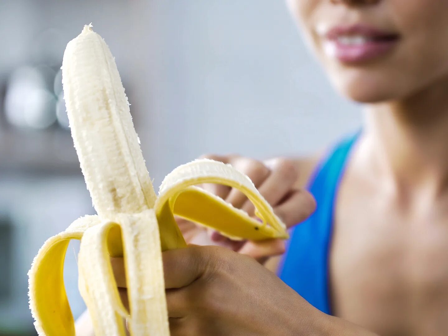 Ел кожуру бананов. Человек ест банан. Банан в руке. Бананы с кожурой ешь. Мороженое в виде банана с кожурой.