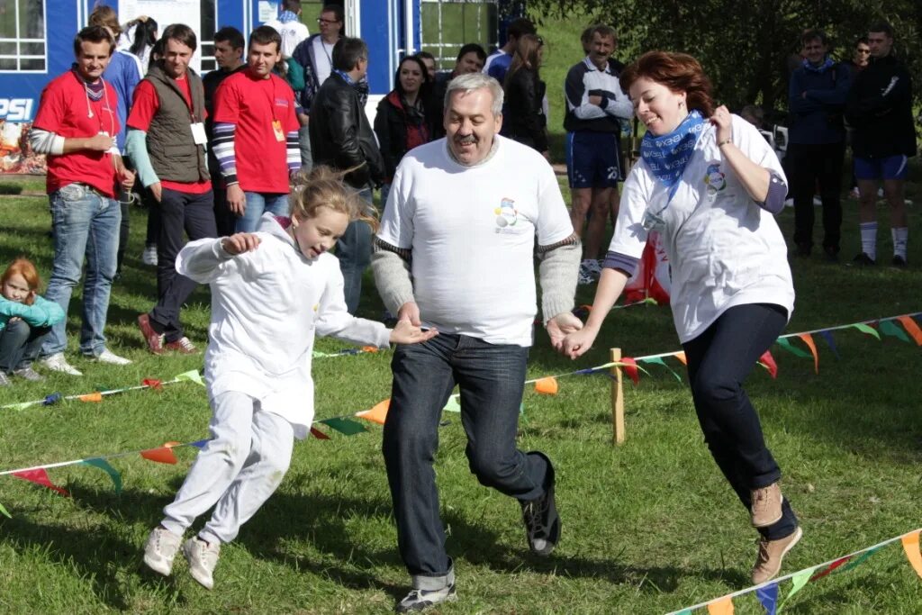 Папа мама я эстафета. Спортивные соревнования с родителями. Семейная эстафета. Спортивные семейные эстафеты. Эстафеты для спортивных семей.