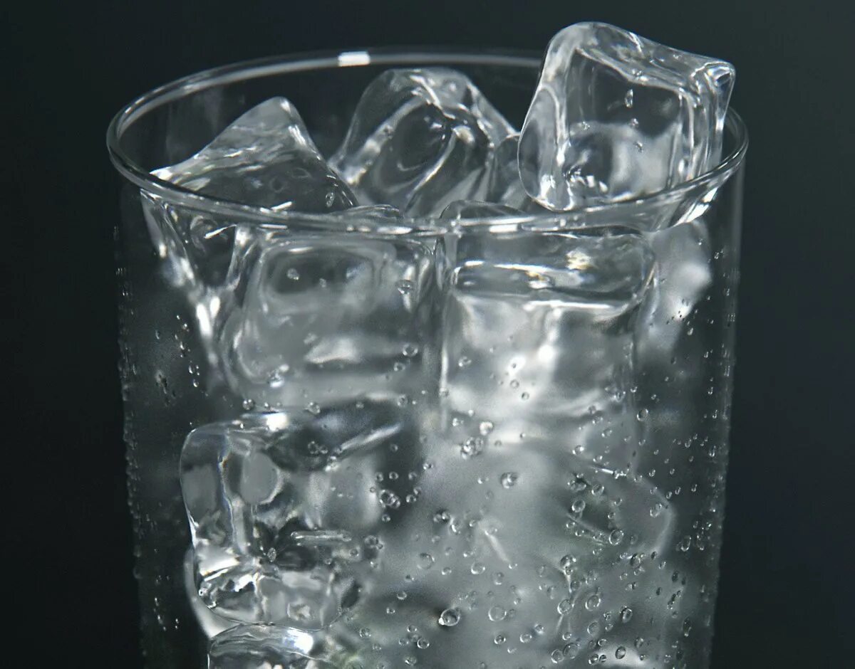 Стакан воды сверху. Лед в стакане. Стакан воды со льдом. Кубики льда в стакане. Бокал со льдом.