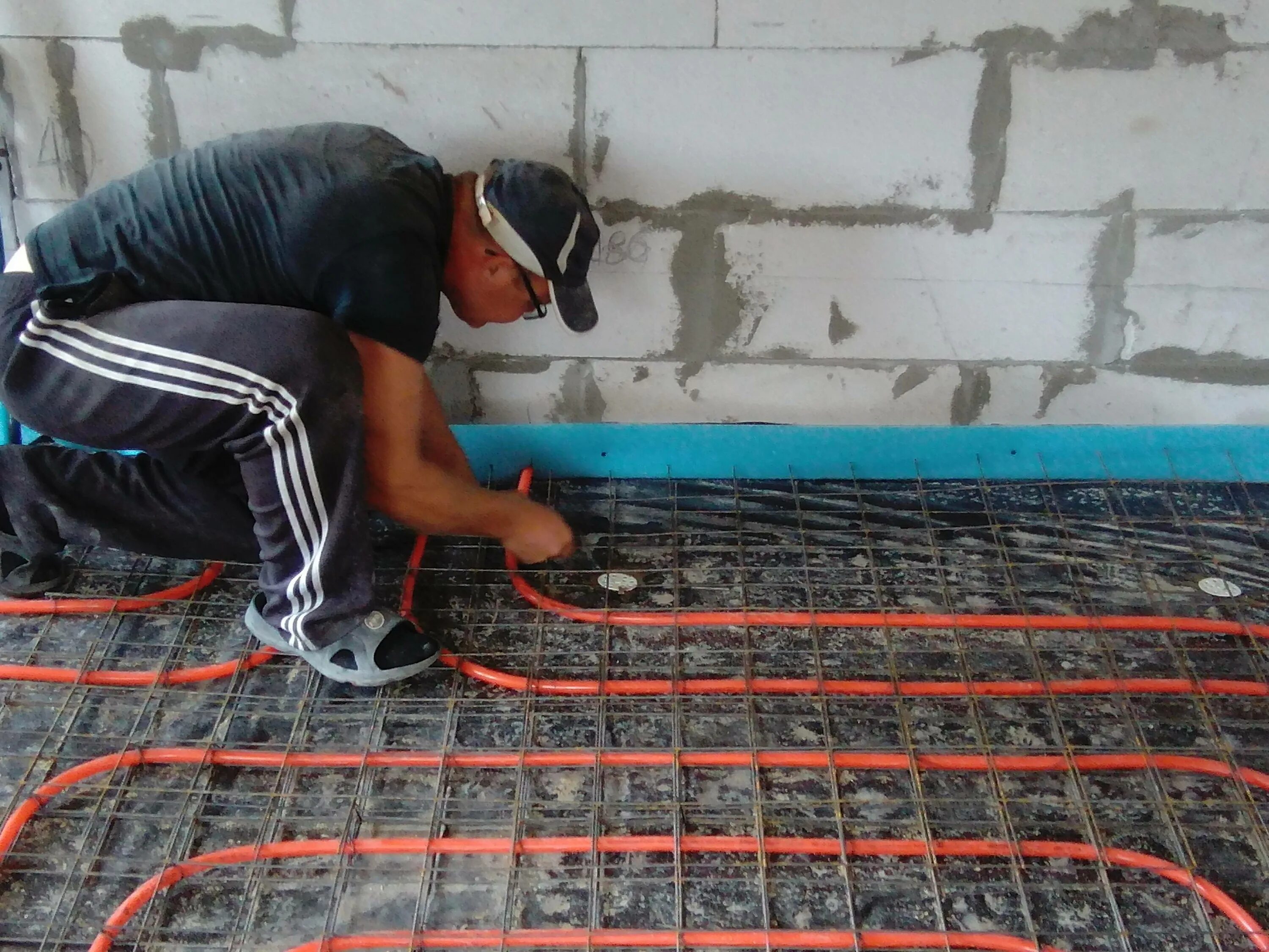 Тёплый пол водяной монтаж. Теплые полы пошагово. Водяного теплого пола. Теплые полы пошагово. Тёплый пол водяной 50кв.