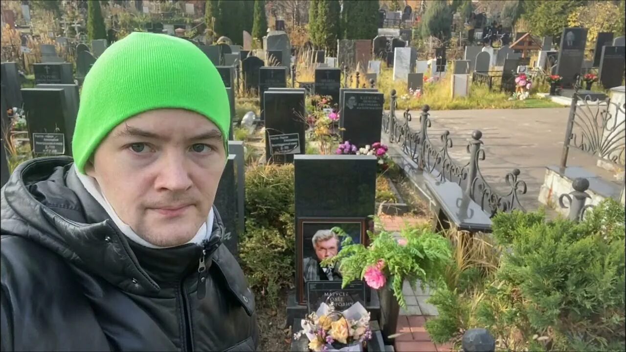 Могила алексея булдакова. Троекуровское кладбище похороненные на троекуровском знаменитости. Могилы иностранных знаменитостей. Корреспонденты на химкинском кладбище. Надгробия на троекуровском кладбище.