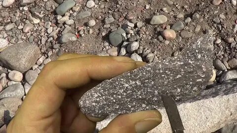Драгоценные камни в глине