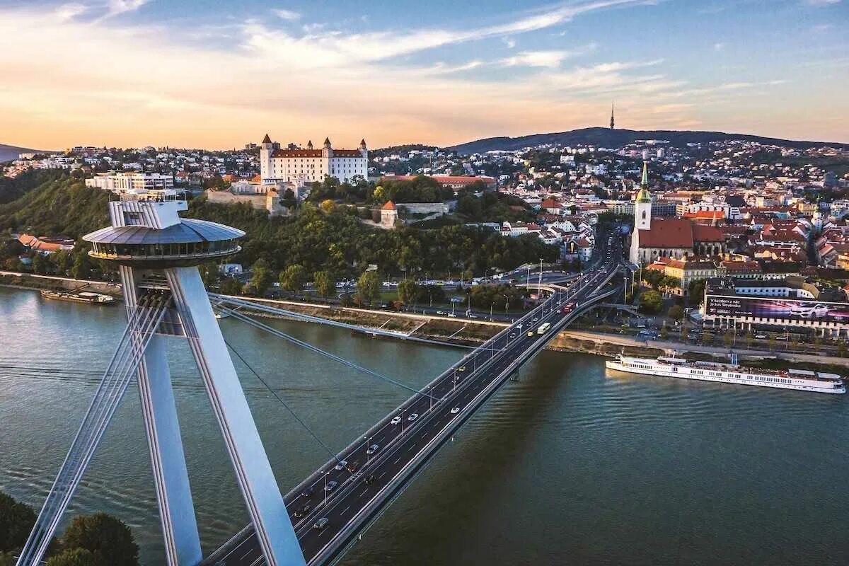 Братислава столица словакии. Мост СНП Братислава. Словения Братислава. Братислава мост через Дунай.