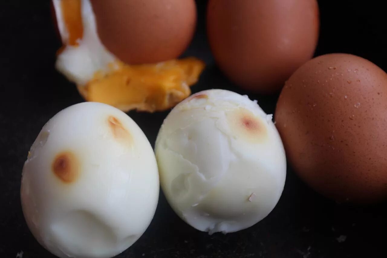 Запеченные яйца. Запечённые яйца в духовке. Запеченные яйца в скорлупе. Яйца в духовке в скорлупе.