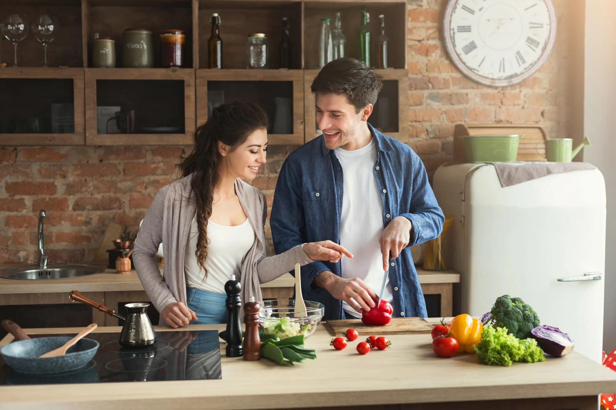 Prepare meals. Готовим вместе. Люди на кухне. Мужчина и женщина на кухне. Семья на кухне.