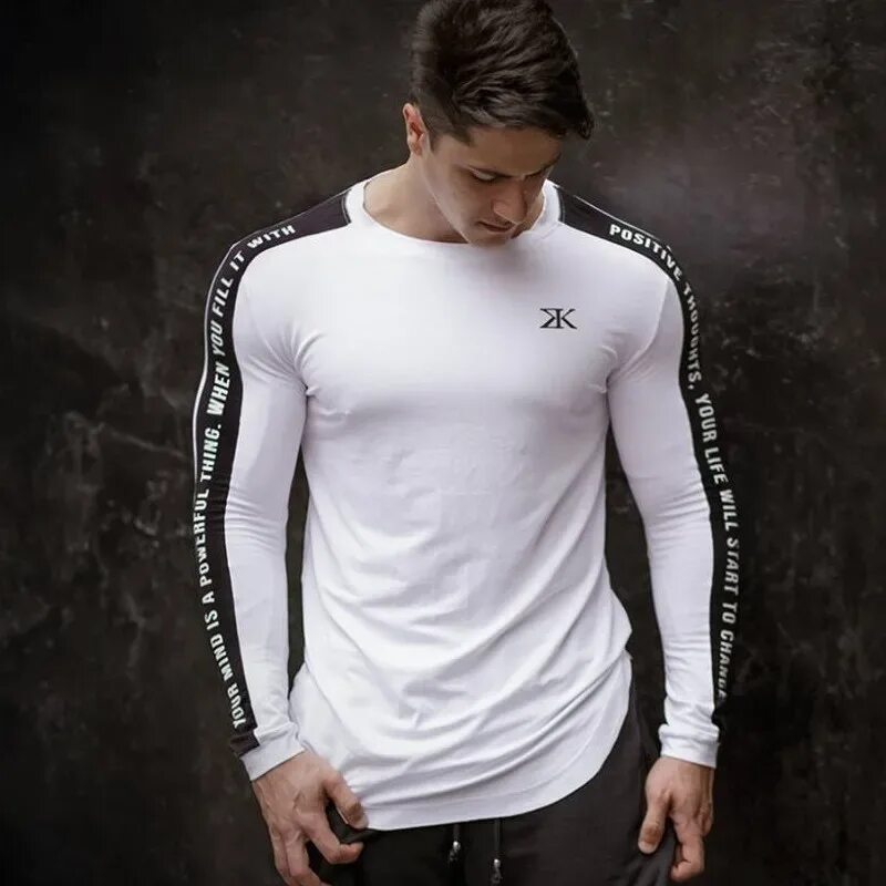 Men long sleeve. Мужчина в обтягивающей футболке. Мужская обтягивающая майка. Спортивная обтягивающая одежда мужская. Футболка с длинным рукавом.