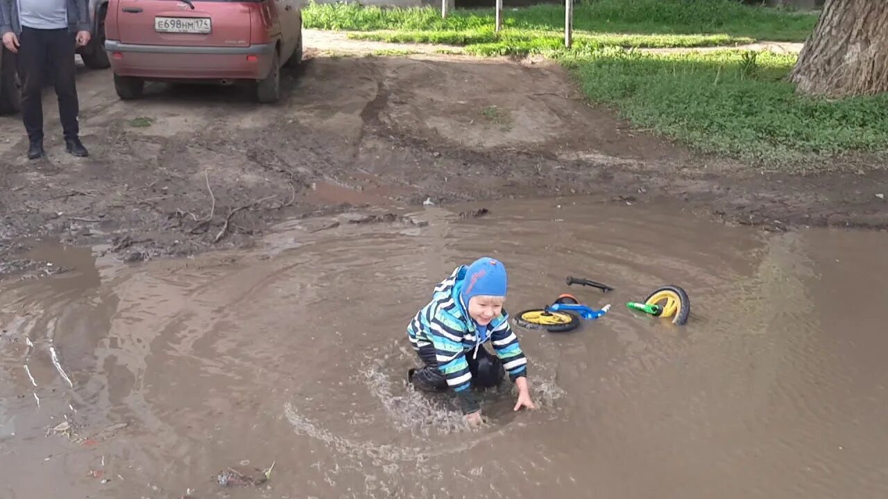 Лужа грязи. Ребенок в луже. Грязная лужа. Вода из грязной лужи