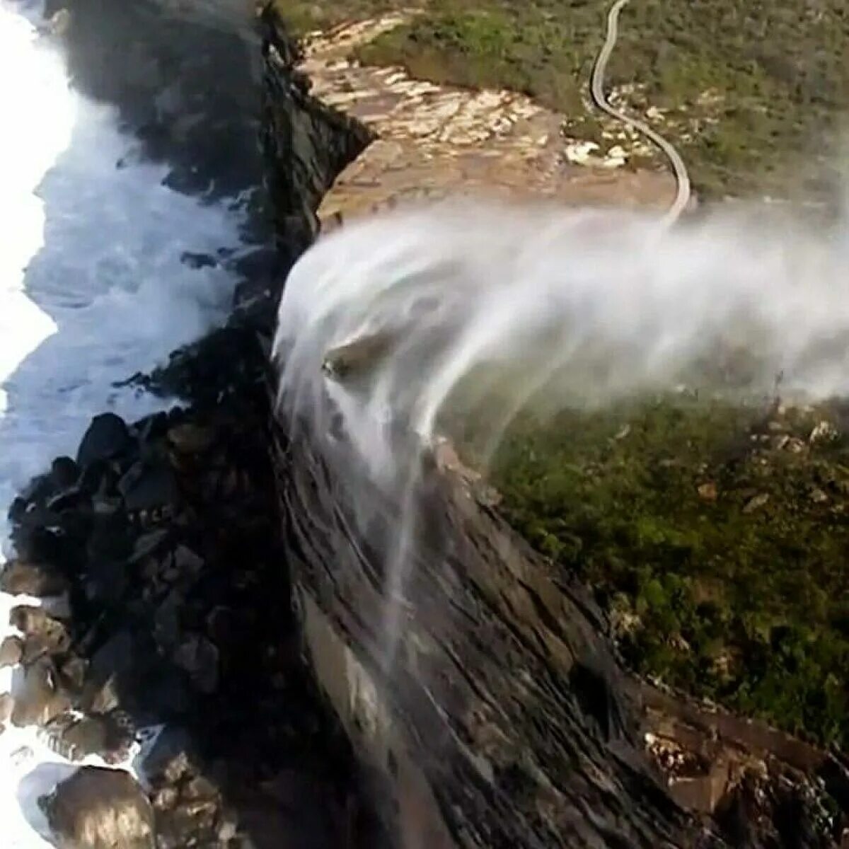 Водопад Вайпугия, Гавайи. Оаху водопады. Водопад снизу вверх. Водопад который течет снизу вверх.