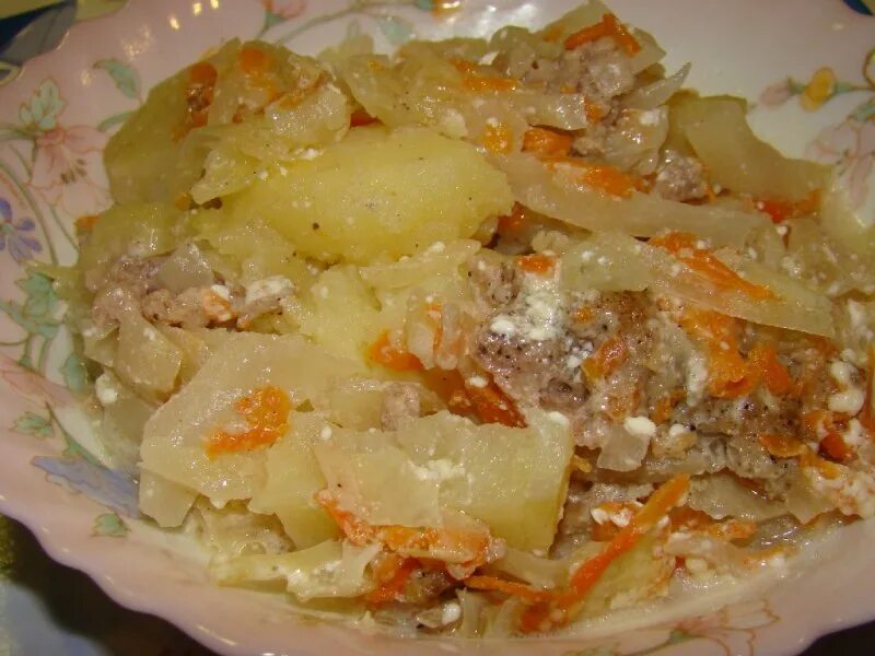 Картошка капуста фарш. Рагу из картошки и капусты с фаршем. Тушёная капуста с фаршем и картошкой на сковороде. Фарш с капустой и картошкой на сковороде. Рагу с капустой и картошкой в мультиварке