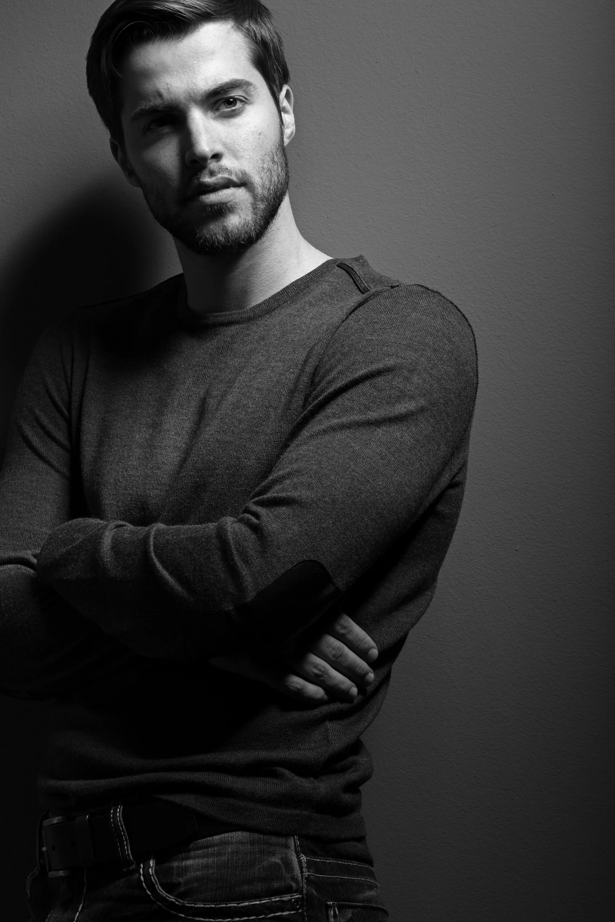 мужской портрет. мужская фотосессия в студии. мужская фотосессия в студии. стильный мужской портрет. портретная фотосессия мужчины.