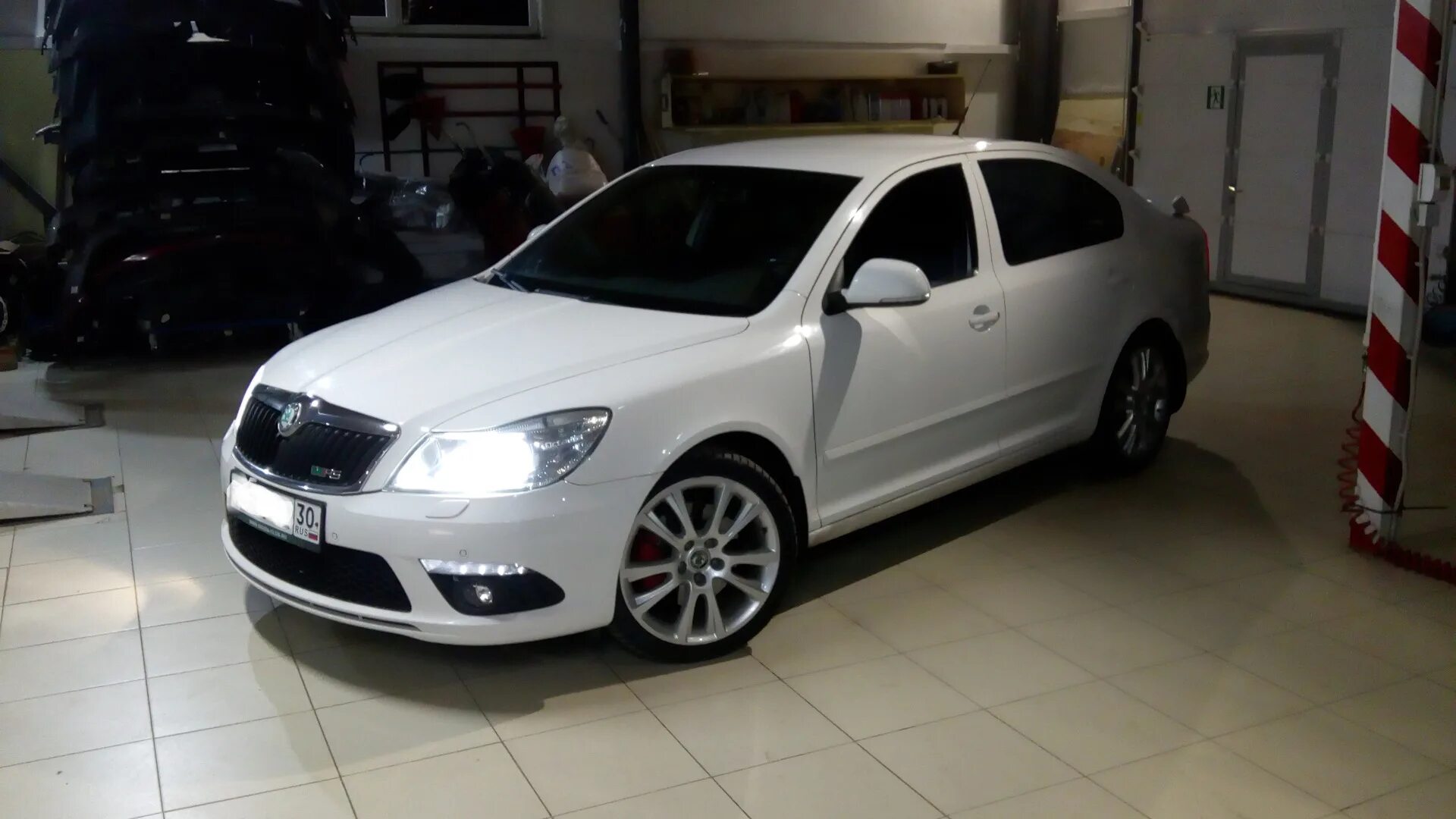 Шкода а5 драйв. Skoda Octavia a5 белая. Skoda Octavia a5 RS белая. Шкода а5 РС белая.