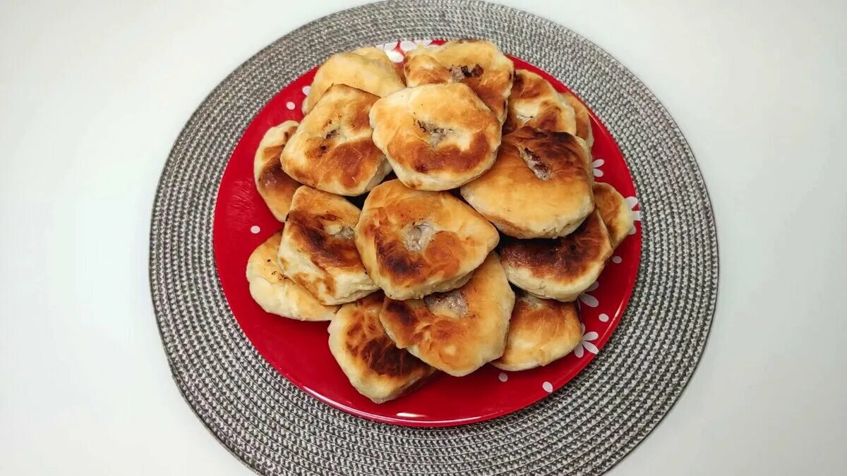 Беляши с сухими дрожжами мясом на сковороде. Беляши с мясом. Сочный беляш. Беляши жареные. Беляш фото.