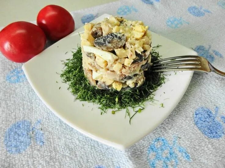 Салат дубок с курицей шампиньонами. Салат дубок слоями. Дубок рецепт. Салат дубки. Салат дубок фото.