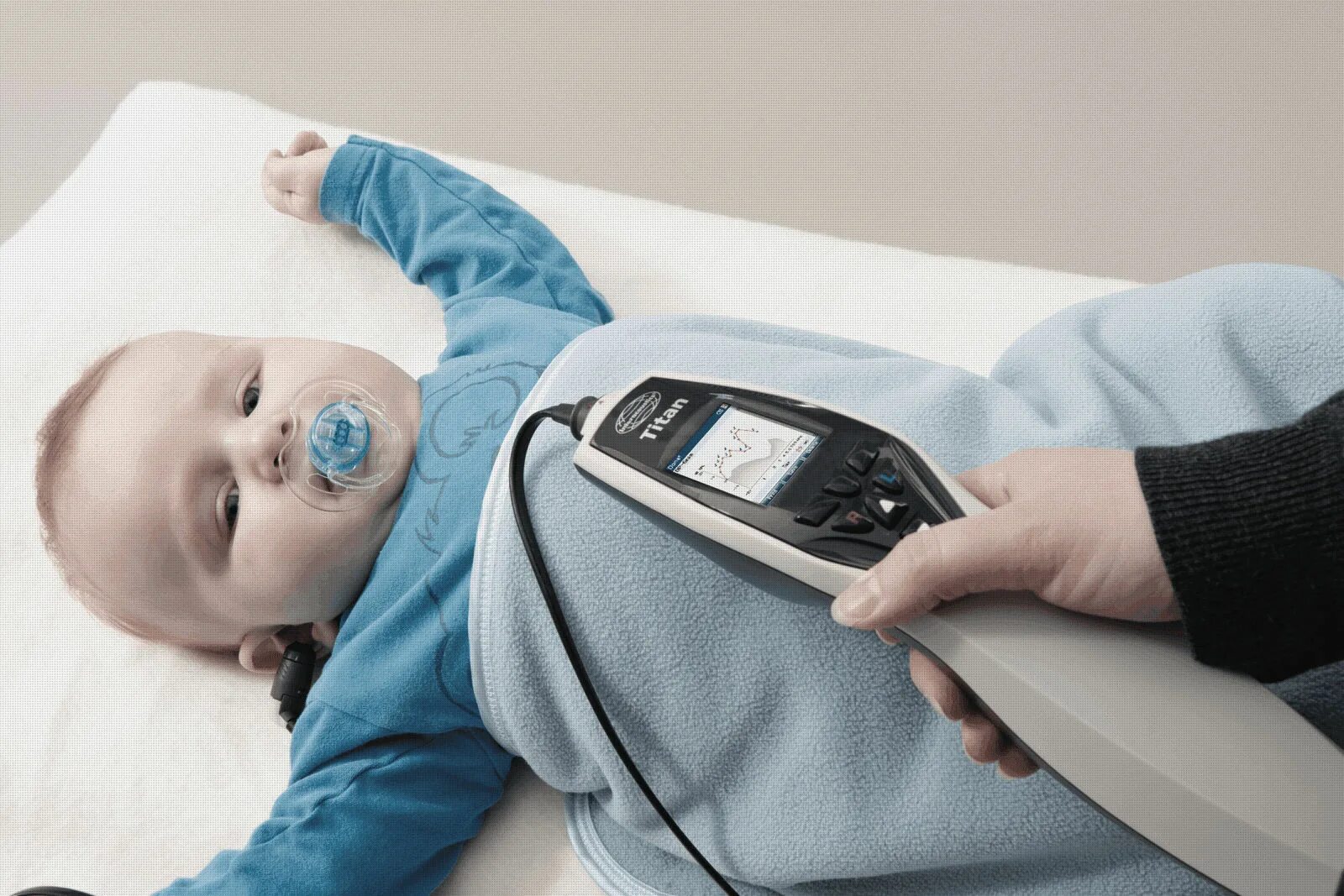 Прибор отоакустической эмиссии. Аудиологический скрининг новорожденных. Аудиологический скрининг слуха у детей. Импедансометрия (акустическая импедансометрия). Отоакустическая эмиссия скрининг у новорожденных.
