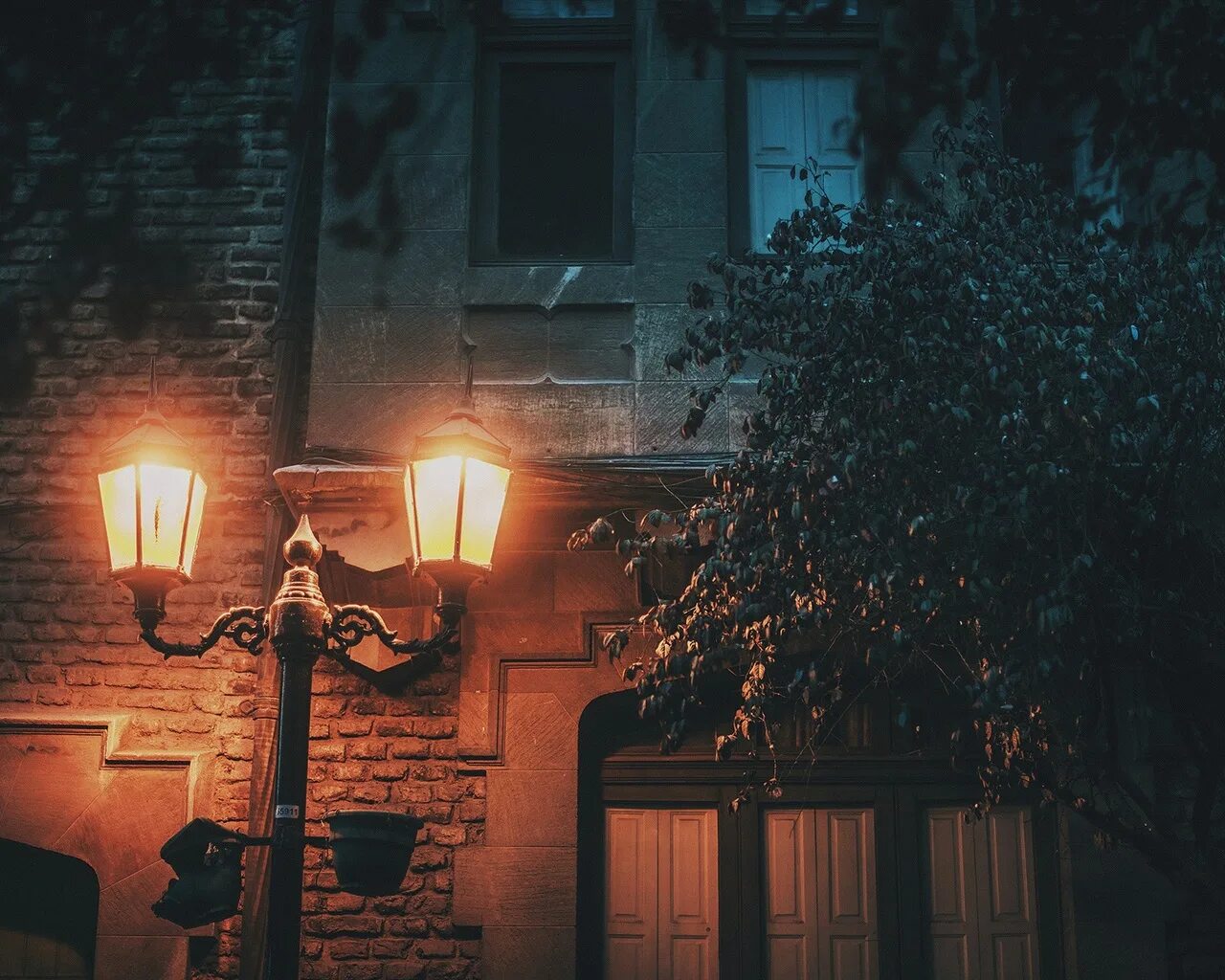 Величайшая тайна жизни. Лечите душу ощущениями Оскар Уайльд. Фонарь на кирпичной стене вечернее освещение. Ночная лампа у дома на улице картина. Фонарь ночью и свет на кирпичную стену.