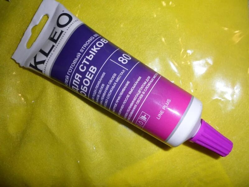 Подклеить обои на стыках. Каким клеем подклеить стыки обоев. Клей для отклеившихся обоев. Клей для стыков обоев 120г момент. Каким клеем подклеить стыки обоев.