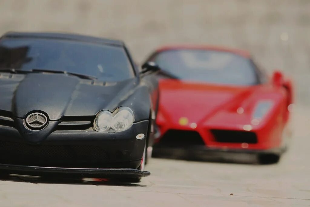 Лянча против феррари. Фото Ferrari vs Mercedes. Феррари Энзо против Нивы.