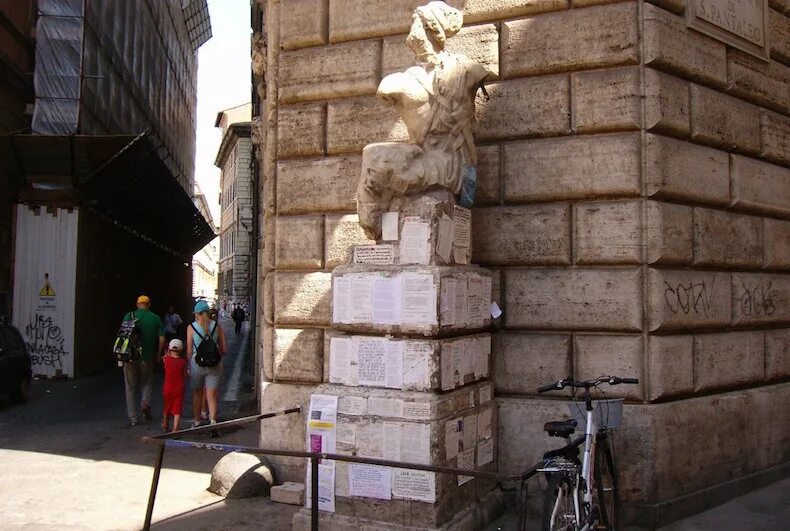 Статуя лукреции. Статуя марфорио великая красота. Говорящие статуи. Говорящие статуи. Мадам лукреция.