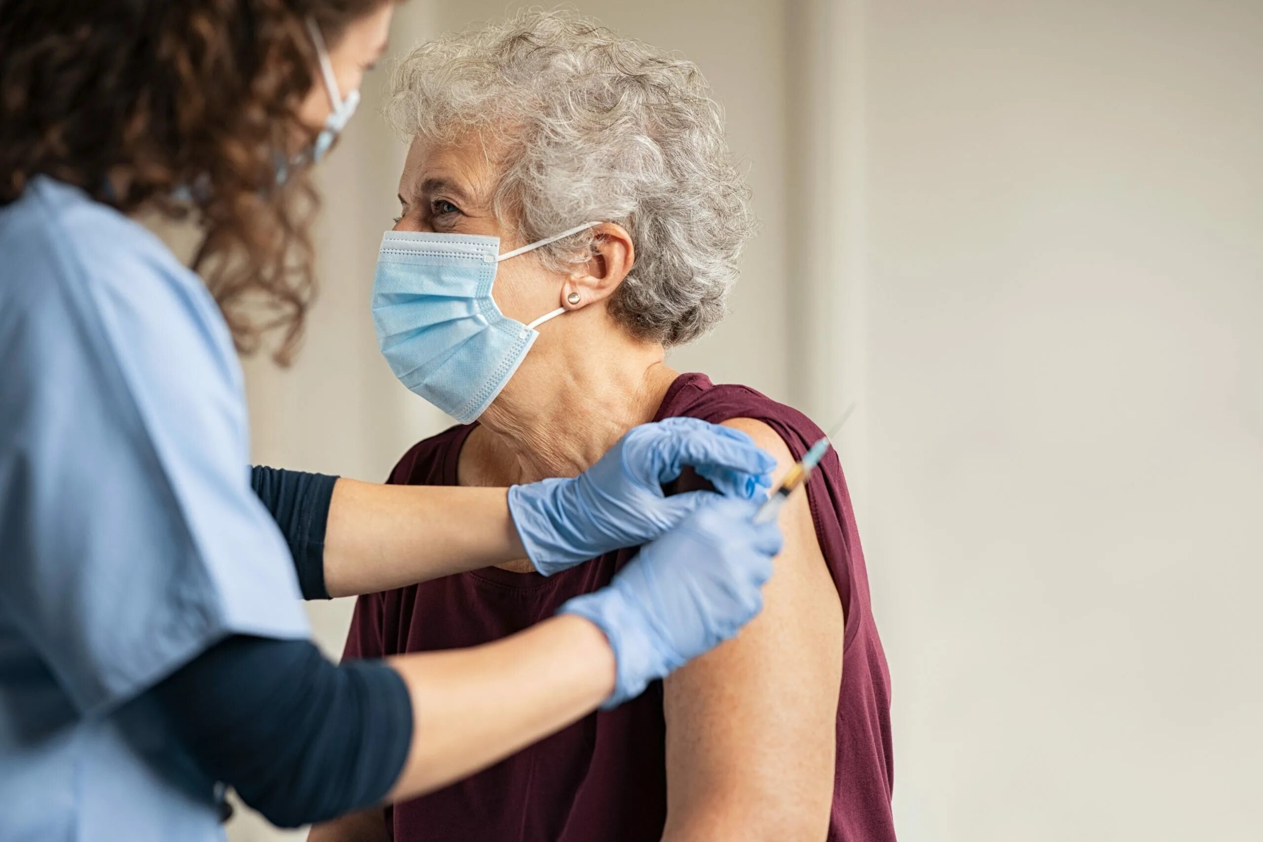 Грипп пожилые. Vaccine Covid-19. Прививка пенсионерам. Вакцинация пожилых людей. Вакцинация пожилых людей от коронавируса.