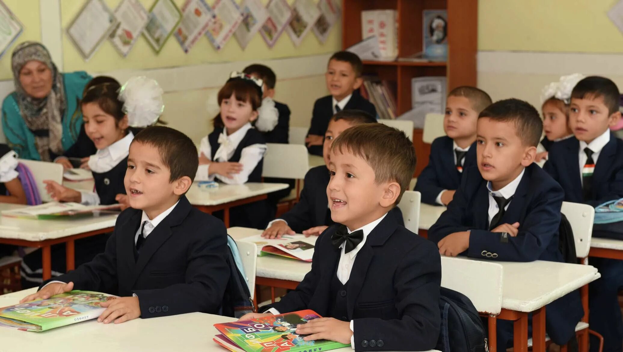 Школы снг. Таджикистан школа 1. Русский язык в Таджикистане в школах. Школьники Таджикистана. Школьники в Таджикистане в классе.