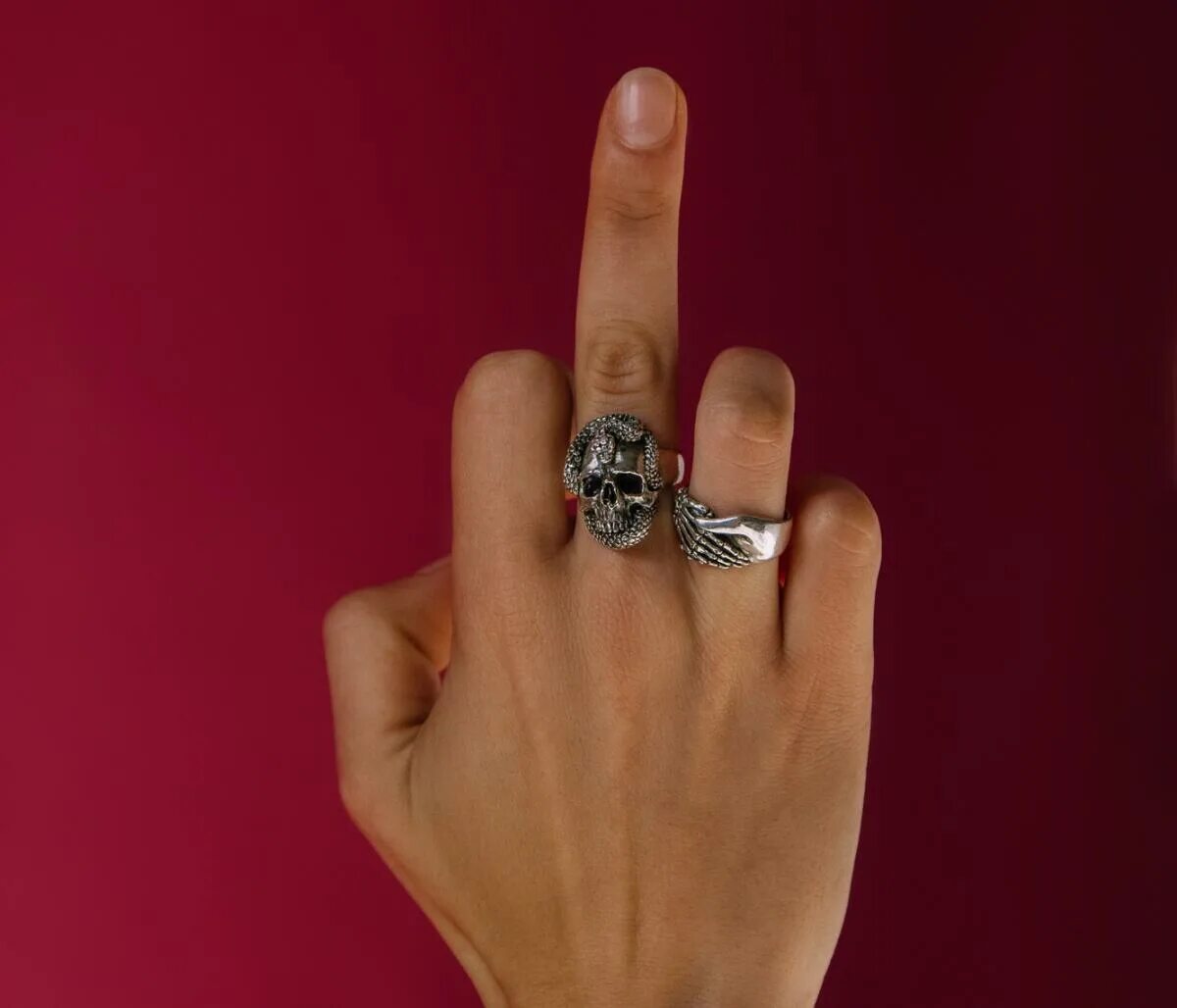 Носить кольцо на среднем пальце женщине. Кольцо на средний палец. Серебряное кольцо на средний палец. Кольцо на мизинец женское. Кольцо на среднем па.