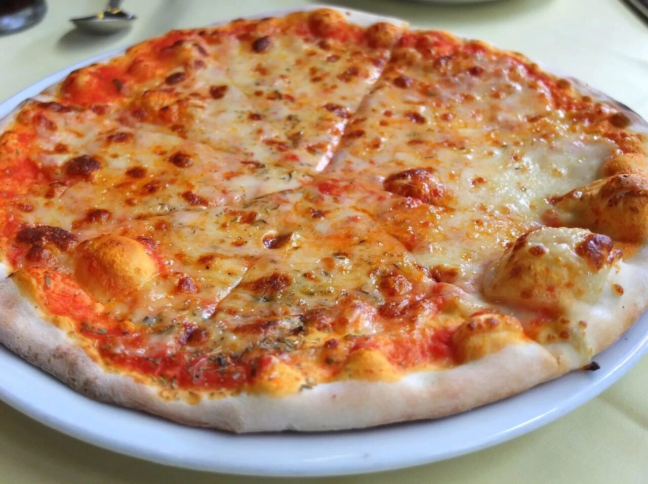 Домашняя пицца без колбасы. Пицца без колбасы. Вкусная пицца с колбасой. Пицца Королева моря. Пицца 3 колбасы.
