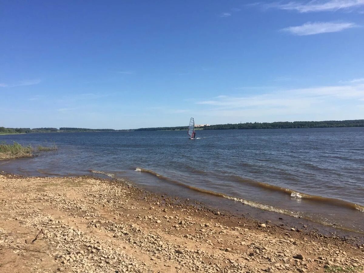 Берег рузского водохранилища. Берег рузского водохранилища. Руза водохранилище пляж. Река кама в гайнском районе. Руза московская область водохранилище.