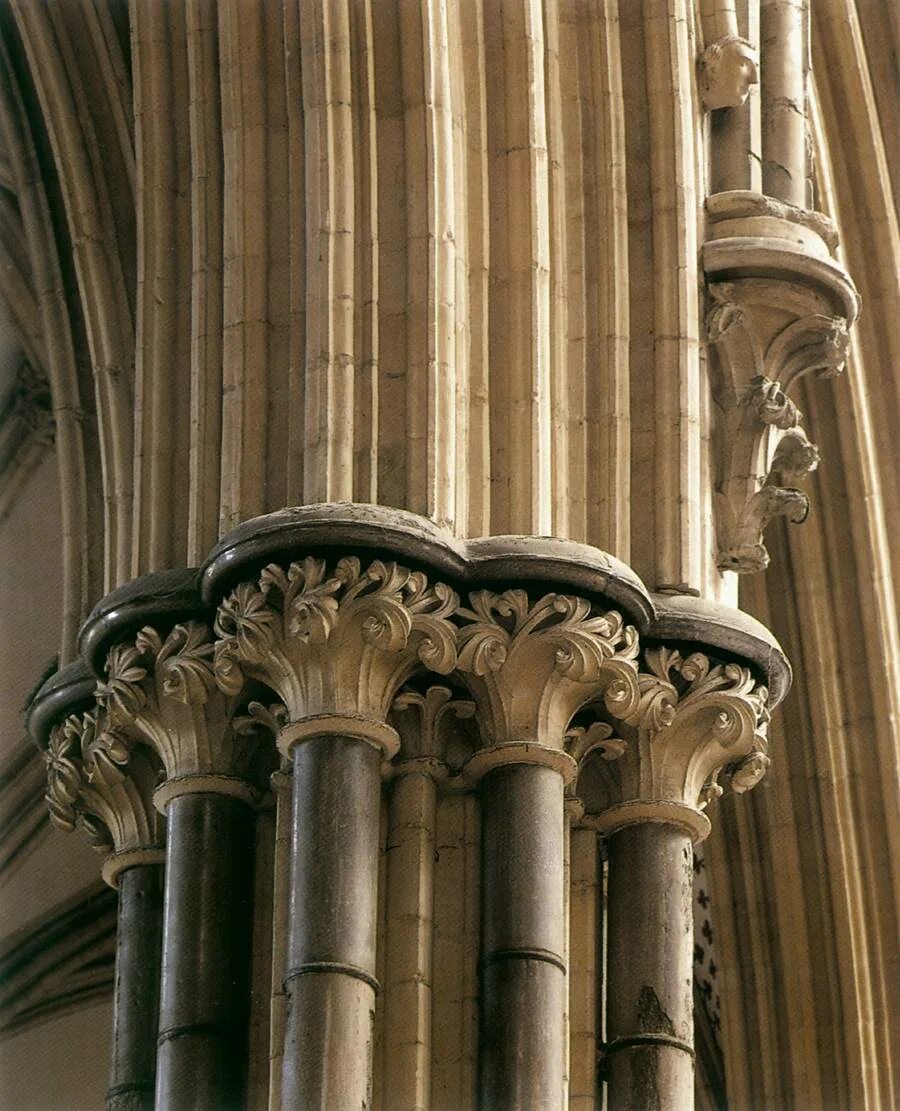 Реймский собор капители. Стрельчатая арка готического собора. Пучки колонн собор в шартре. Реймский собор капители. Устои церкви.