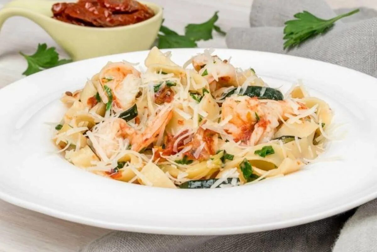 Рыба с креветками в сливочном соусе. Паста фетучини с морепродуктами. паста фетучини с лососем. тальятелле с креветками и цукини. тальятелле паста с лососем.