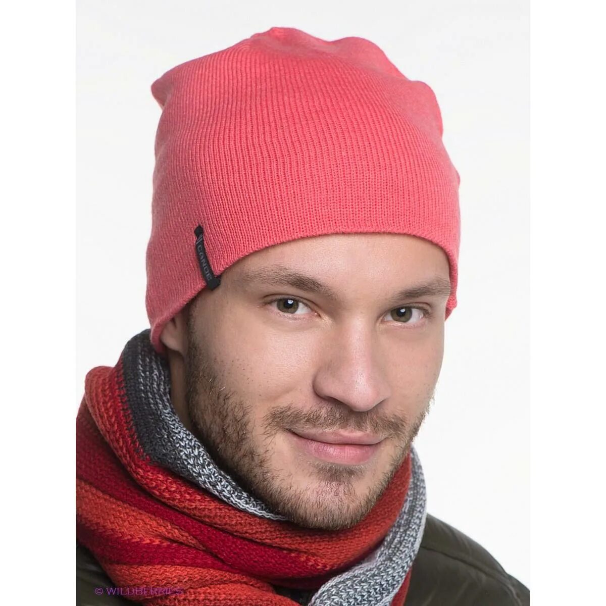 Парень в розовой шапке. Шапка bokka. Шапка nike beanie. Шапка мини бини. Мужчина в розовой шапке.