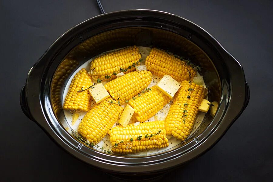 Вареная кукуруза. Тарелка с вареной кукурузой. Ужин с початками кукурузы. Кукуруза в мультиварке. Кукуруза вареная в початках