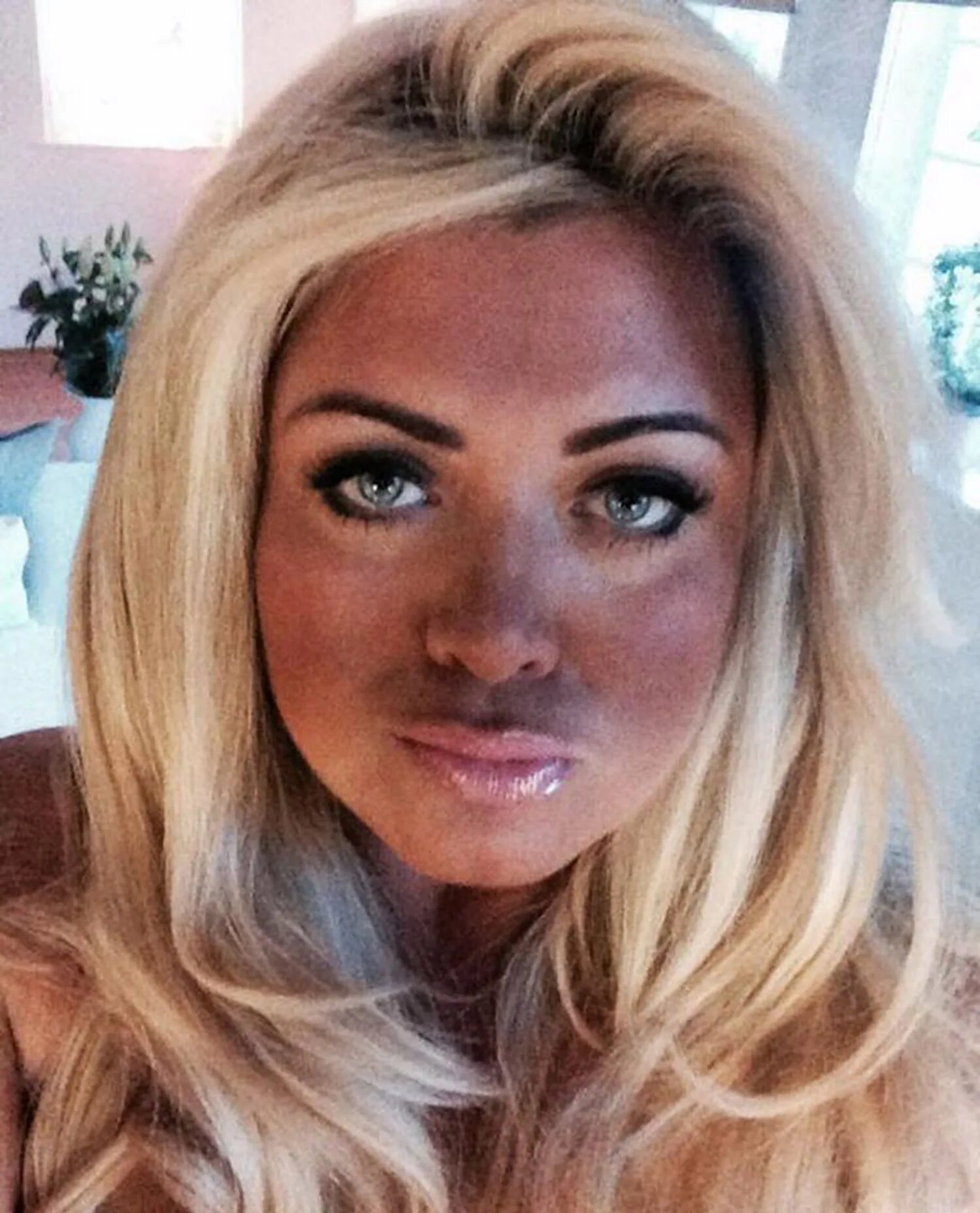 Blonde tan. Блондинка с загаром. Fake tan. Блондинка розовое сердца загар. Bronzer fail.