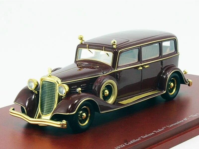Коллекционный автомобиль 1 43. Кадиллак лимузин 1:43. Cadillac Deluxe Tudor Limousine 8c 1932 the last Emperor of China TSM. Старые коллекционные машины. Ретро автомобили игрушки.