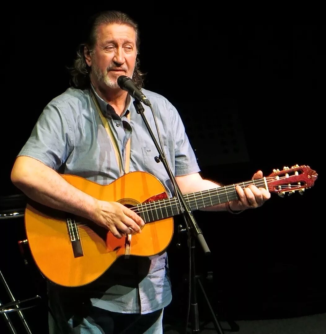 Гитара митяева. Гитара митяева. Гитара митяева. Бард митяев. Гитара митяева.