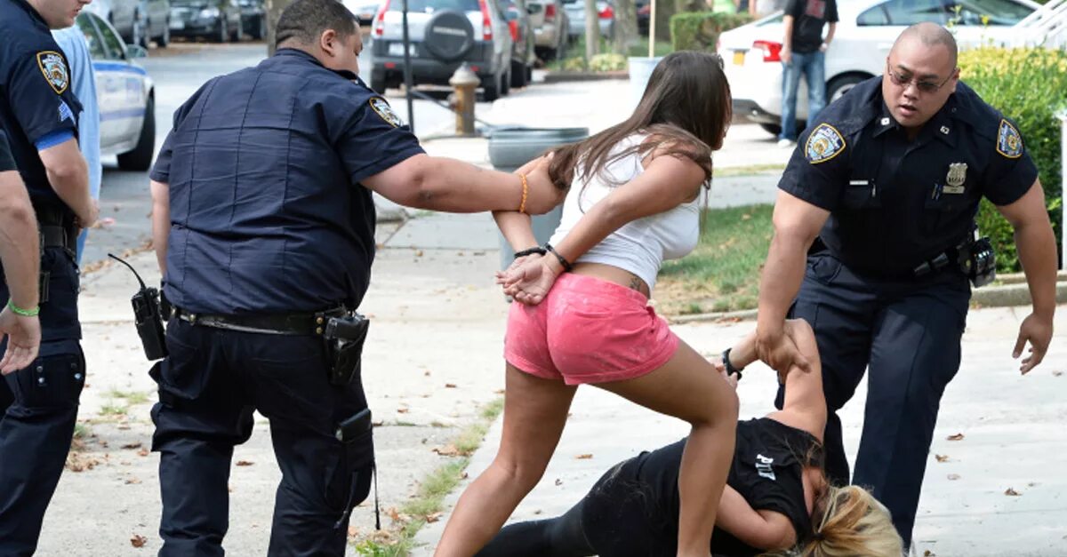 Поймал тетку. Девушки задержанные полицией. Американские девушки полицейские. Полиция задержала женщину. Полиция арестовала девушку.
